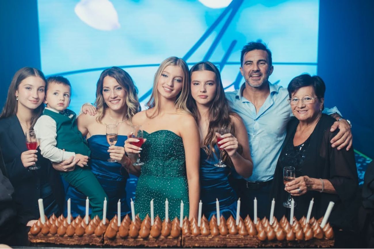 Allegra junto a sus hermanos, su padre, su abuela y Mica Viciconte en su cumpleaños de 15 años.