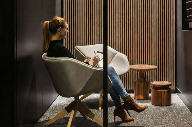 Admite la colocación tanto en exteriores como en interiores y genera ambientes con una estética moderna.