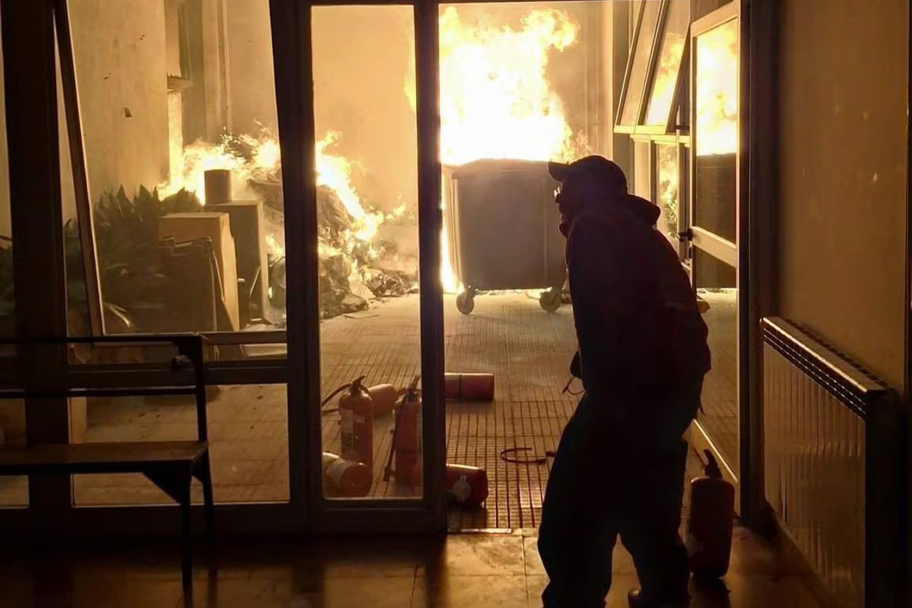 Se incendió la Facultad de Ciencias Sociales de la UBA y evacuaron el edificio