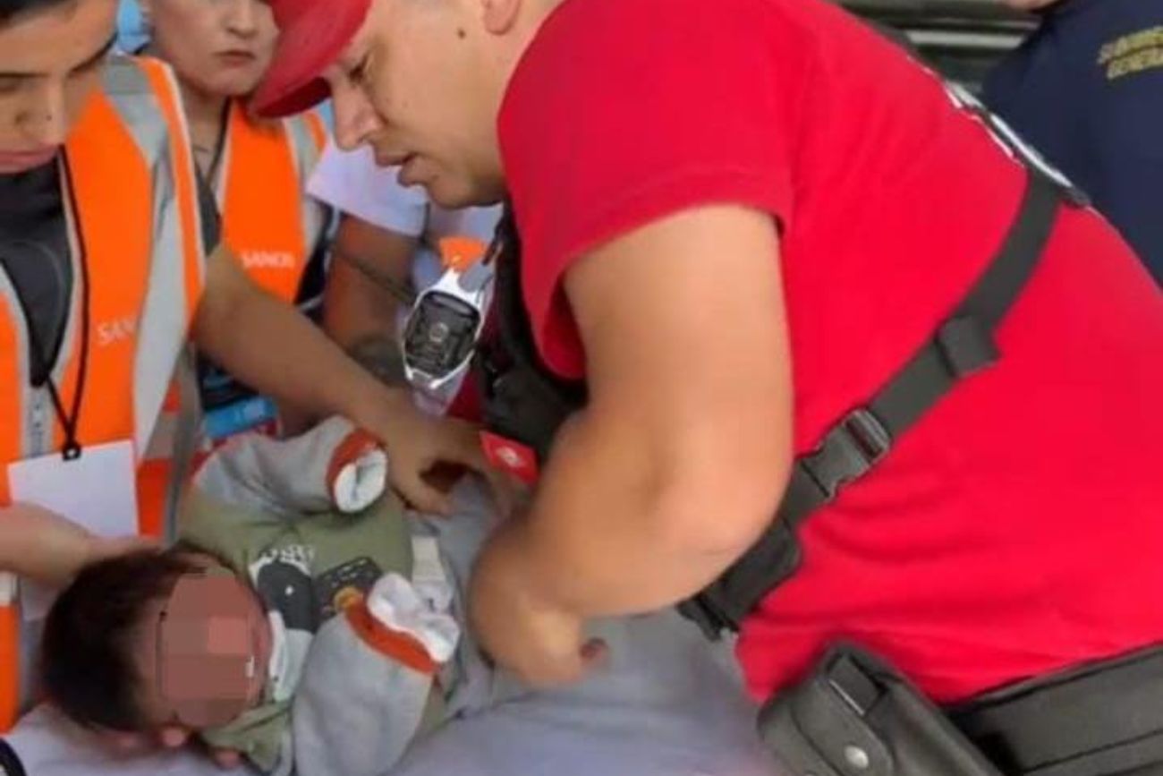 Policías asistieron a un bebé con dificultades respiratorias en el estadio de Belgrano