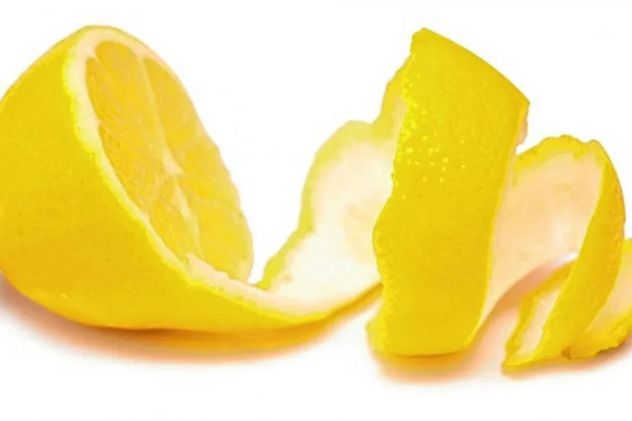 Cómo limpiar el inodoro con cáscaras de limón y perfumar el baño.