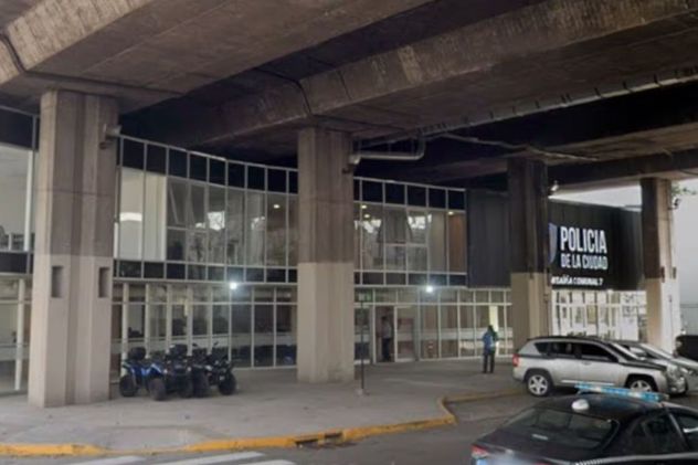 Tragedia en Buenos Aires: un policía murió aplastado por un cartel que cayó de la Autopista 25 de Mayo