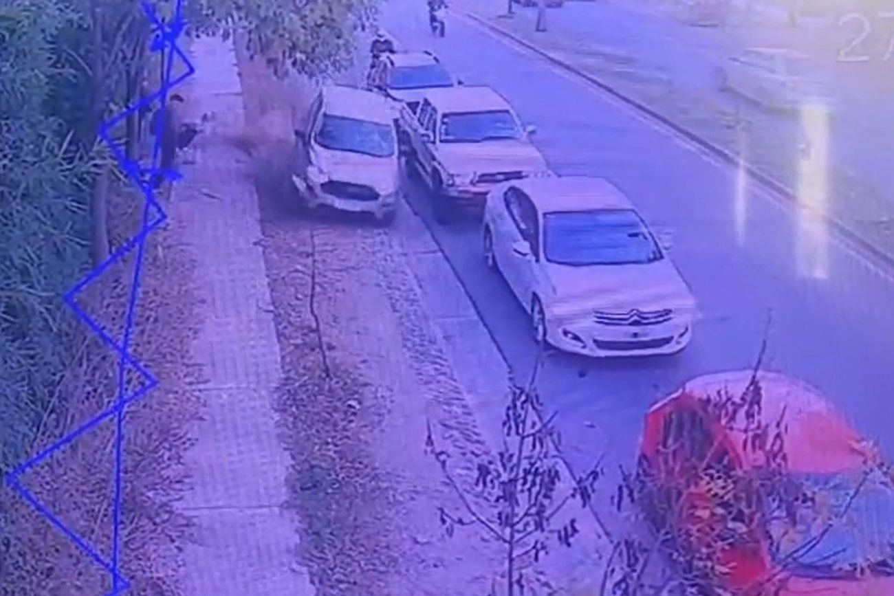 Un auto descontrolado casi atropella a quienes esperaban el colectivo en Villa Warcalde, en Córdoba.
