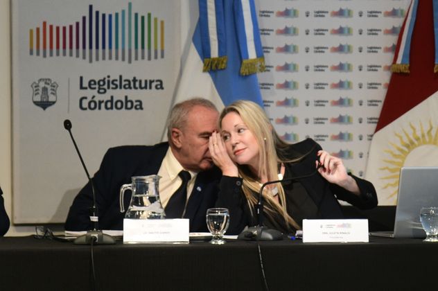 Jurados. El legislador Walter Gispert dialoga con la presidenta del tribunal, Julieta Rinaldi. (La Voz)