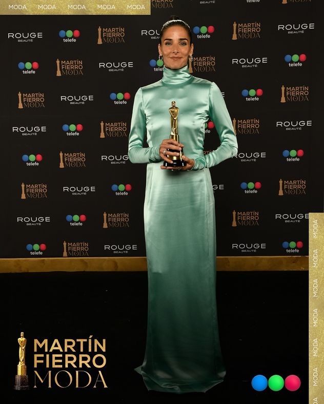 Martín Fierro de la Moda 2026: Juana Viale con su galardón a Mejor Estilo en Conducción Femenina en Programa Semanal