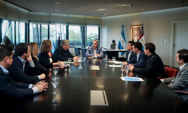 Los dirigentes de Clauto plantearon al gobernador Martín Llaryora la importancia de la Ley de Autopartismo para la competitividad de la industria. (Gobierno de la Provincia)