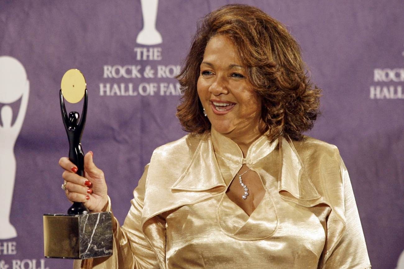 Nedra Talley Ross, en la sala de prensa tras la ceremonia de ingreso de The Ronettes al Salón de la Fama del Rock & Roll en Nueva York, el 12 de marzo de 2007. (AP/ Stuart Ramson)