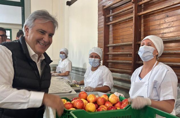 El gobernador Llayora compartió el primer almuerzo del Paicor con los alumnos de primario del colegio Carbó. (Gobierno de Córdoba)