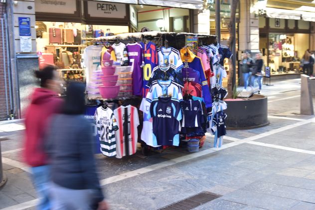 Poco entusiasmo por el Mundial de Fútbol en las calles de la ciudad de Córdoba a poco menos de dos meses de que comience.