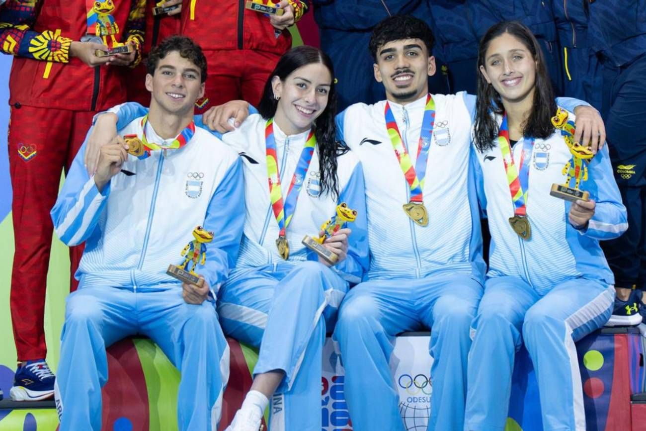 Malena Santillán, segunda de izquierda a derecha, la cordobesa con mayor cosecha de medallas en los Juegos Sudamericanos de la Juventud. 