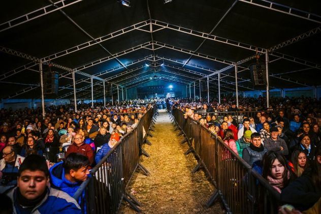 El artista Lázaro Caballero será el encargado de cerrar la jornada con un show musical que promete coronar una noche inolvidable para la flamante ciudad.