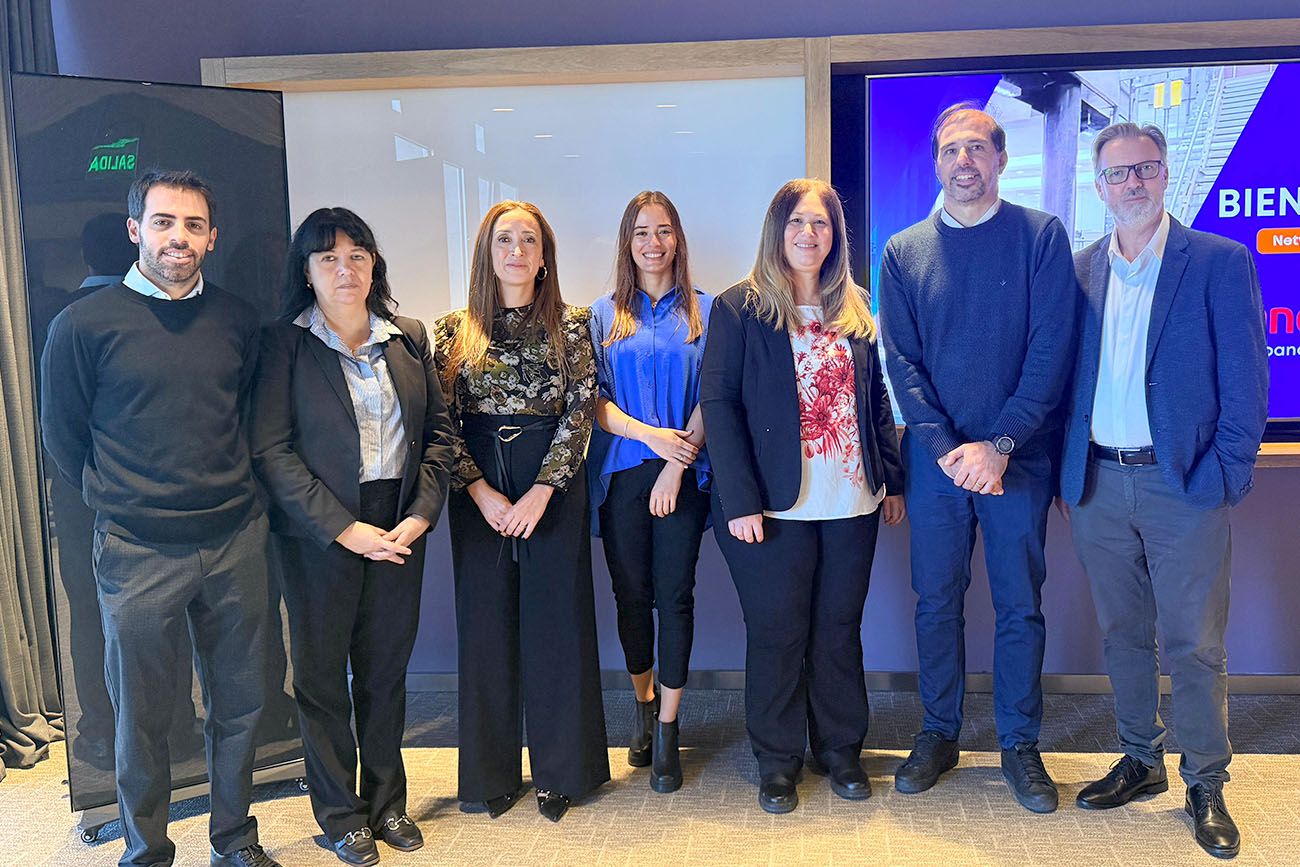 Parte del equipo Comex de Banco Julio junto al magister Gustavo Scarpetta.
