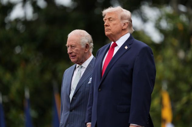El rey Carlos III de Gran Bretaña y el presidente Donald Trump caminan juntos durante una ceremonia de llegada en el jardín sur de la Casa Blanca, el martes 28 de abril de 2026, en Washington.