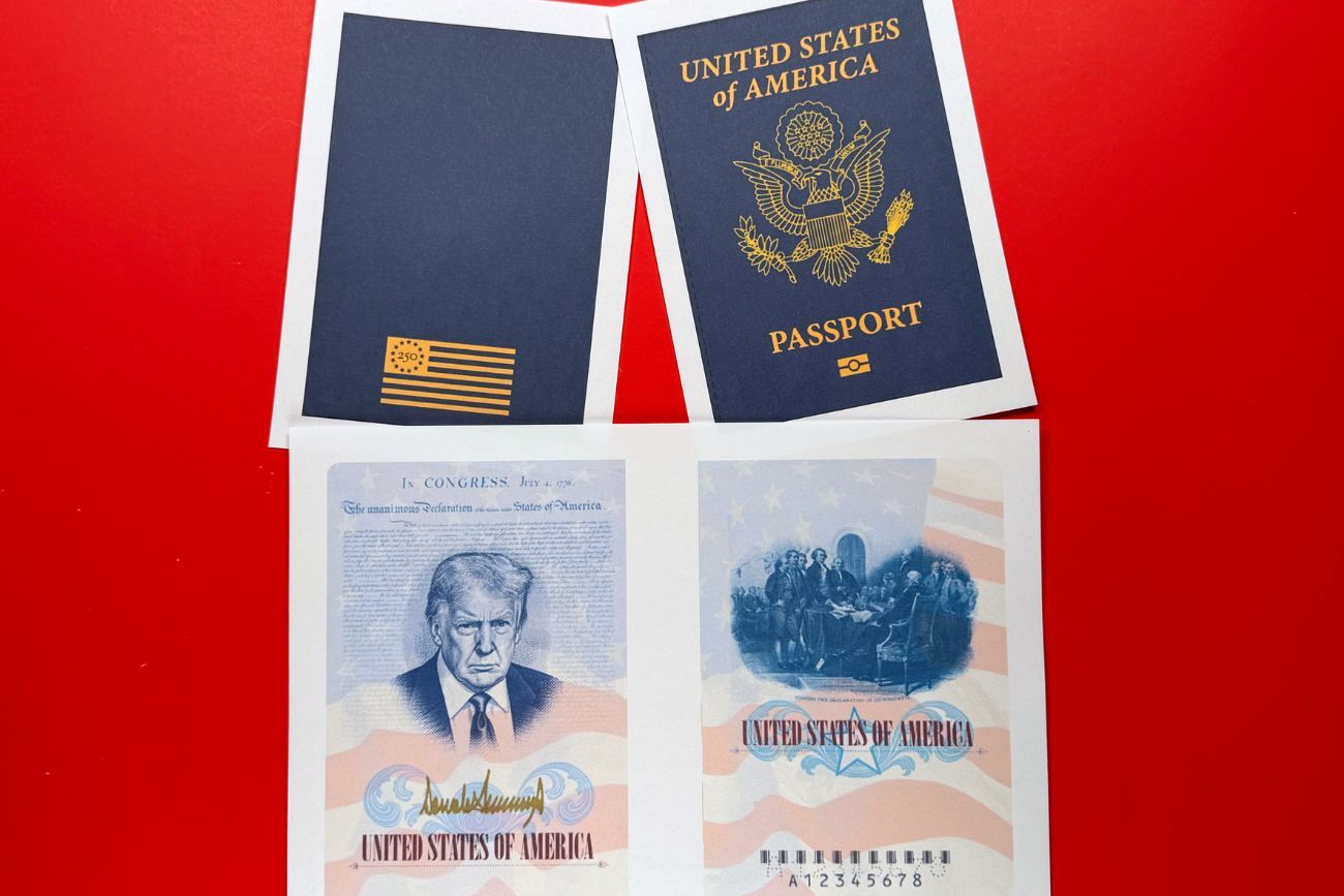 EE.UU. emitirá pasaportes especiales por el aniversario 250° de su independencia con una foto de Trump. (AP)