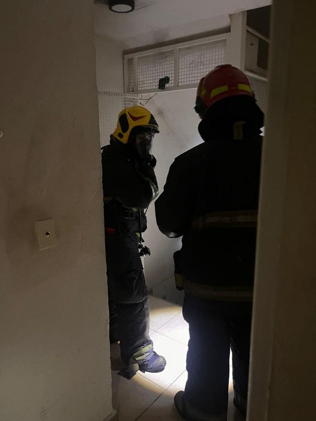 Los bomberos trabajan en la zona. (Policía)