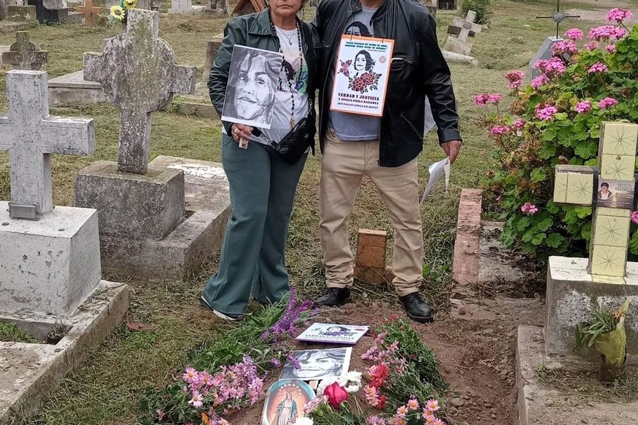La madre y el padre de Cecilia Basaldúa, en la tumba de su hija. Ahora, seis años después del crimen, se enteraron que había sido enterrada, sin nombre. 