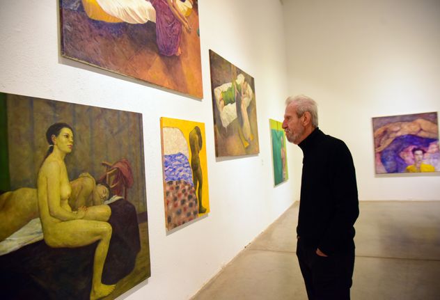 Álvaro Izurieta artista plástico expone sus obras en el MACU Museo arte contemporáneo de Unquillo con diversas pinturas y dibujos que dan cuenta de su trayectoria. 
