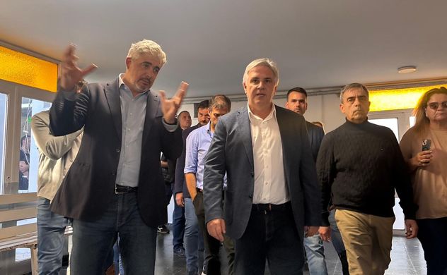 El gobernador Llaryora y el ministro de Salud, Ricardo Pieckenstainer, en una recorrida hospitalaria.