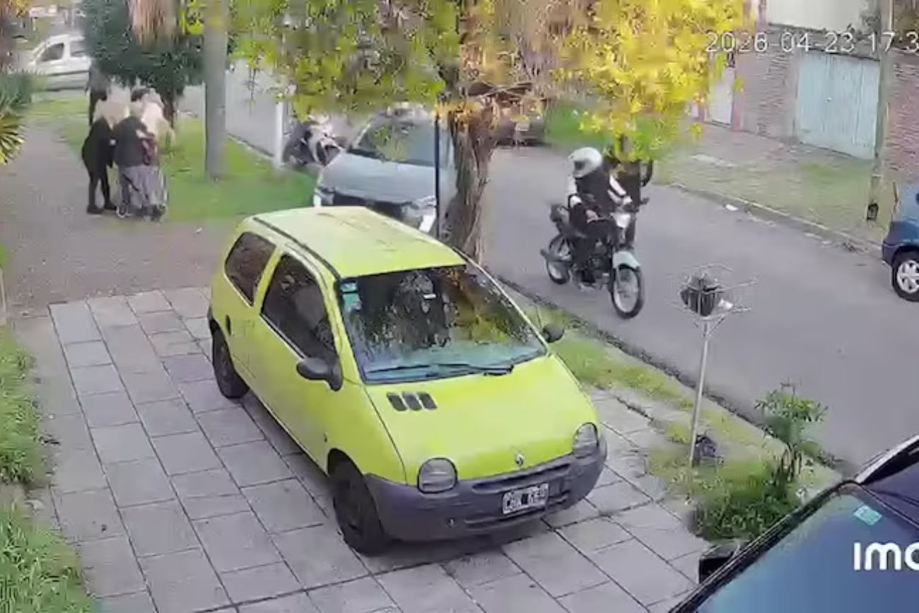 Cuatro motochoros bajaron por la fuerza a una mujer en silla de ruedas para robarle el auto