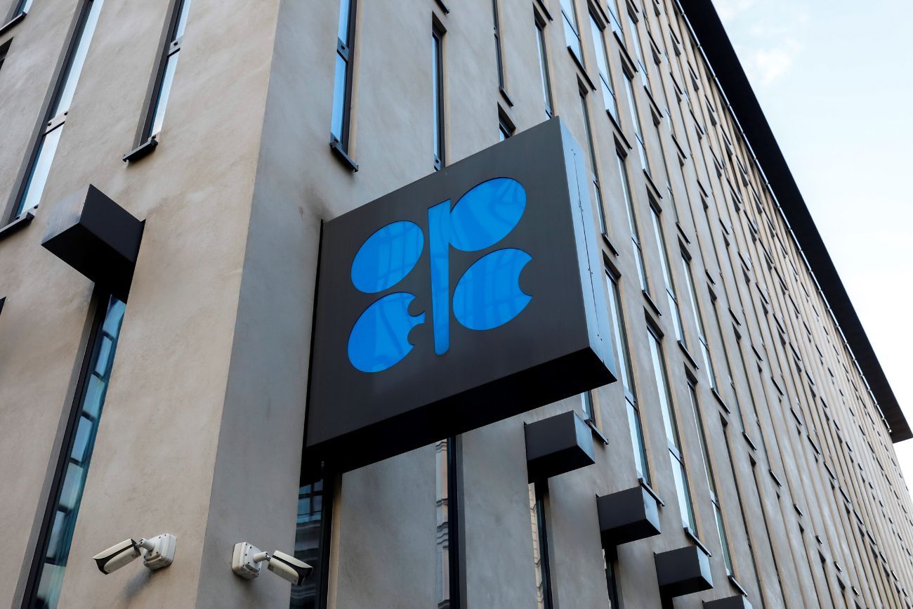 ARCHIVO - El logotipo de la Organización de Países Exportadores de Petróleo (Opep) se ve en el exterior de su sede en Viena, Austria. 