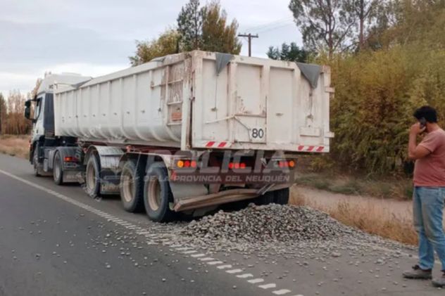 Ruta 22: un conductor de 76 años herido tras colisionar contra un camión de áridos