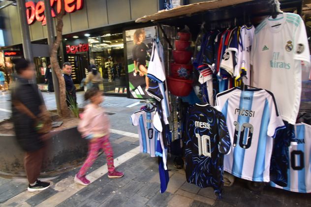 Poco entusiasmo por el Mundial de Fútbol en las calles de la ciudad de Córdoba a poco menos de dos meses de que comience.