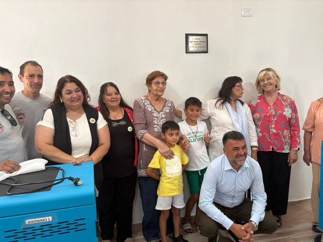 La investigadora María Cristina Zanotti junto a docentes y alumnos en un acto conmemorativo.