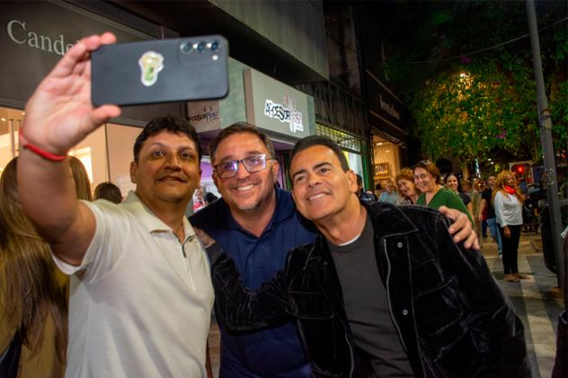Vecinos y visitantes aprovecharon la noche para disfrutar y retratar el evento, que convocó a miles de personas en el corazón de la ciudad.