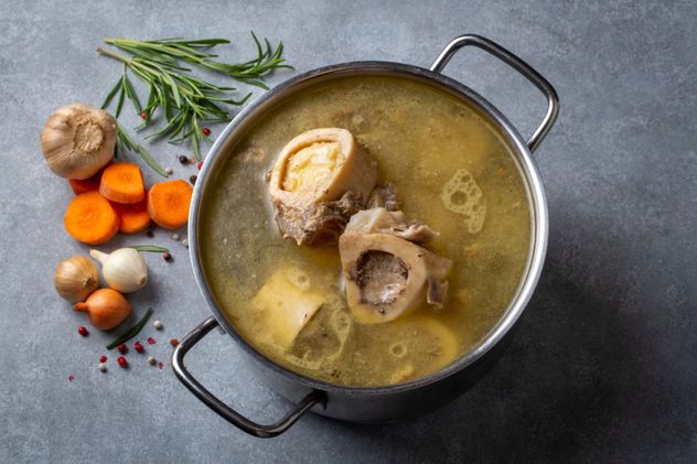 Caldo de huesos casero: para qué sirve y por qué recomiendan tomarlo en invierno.