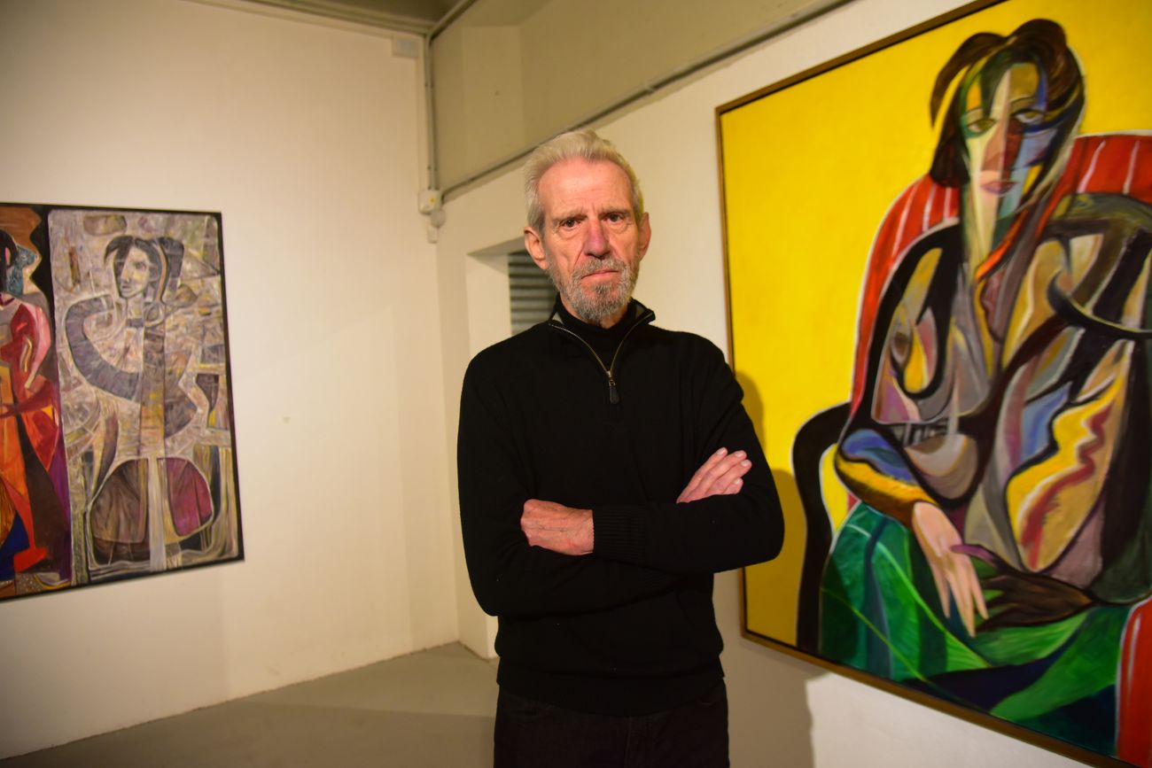 Álvaro Izurieta artista plástico expone sus obras en el MACU Museo arte contemporáneo de Unquillo con diversas pinturas y dibujos que dan cuenta de su trayectoria.