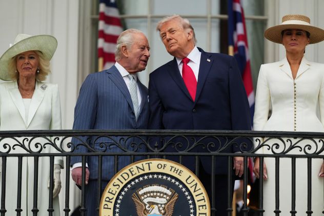 El presidente Donald Trump, a la derecha, y el rey Carlos III de Gran Bretaña, a la izquierda, conversan mientras la reina Camila, a la izquierda, y la primera dama Melania Trump, a la derecha, observan una ceremonia de llegada en el jardín sur de la Casa Blanca, el martes 28 de abril de 2026, en Washington.