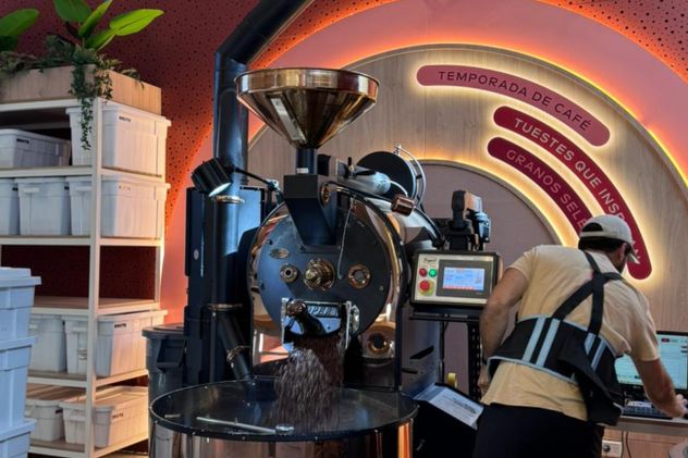 El nuevo laboratorio de tueste permite a los clientes observar el proceso artesanal y técnico que define el sabor final de cada variedad de café.