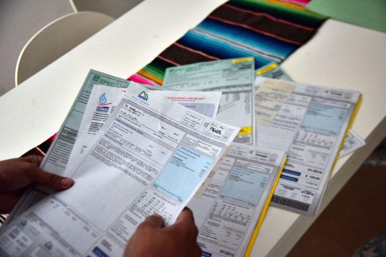 Los servicios públicos tienen una incidencia creciente en los presupuestos familiares. (La Voz)