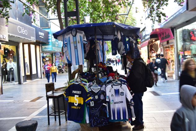 Poco entusiasmo por el Mundial de Fútbol en las calles de la ciudad de Córdoba a poco menos de dos meses de que comience.
