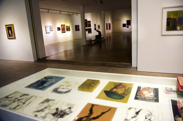 Álvaro Izurieta artista plástico expone sus obras en el MACU Museo arte contemporáneo de Unquillo con diversas pinturas y dibujos que dan cuenta de su trayectoria. 