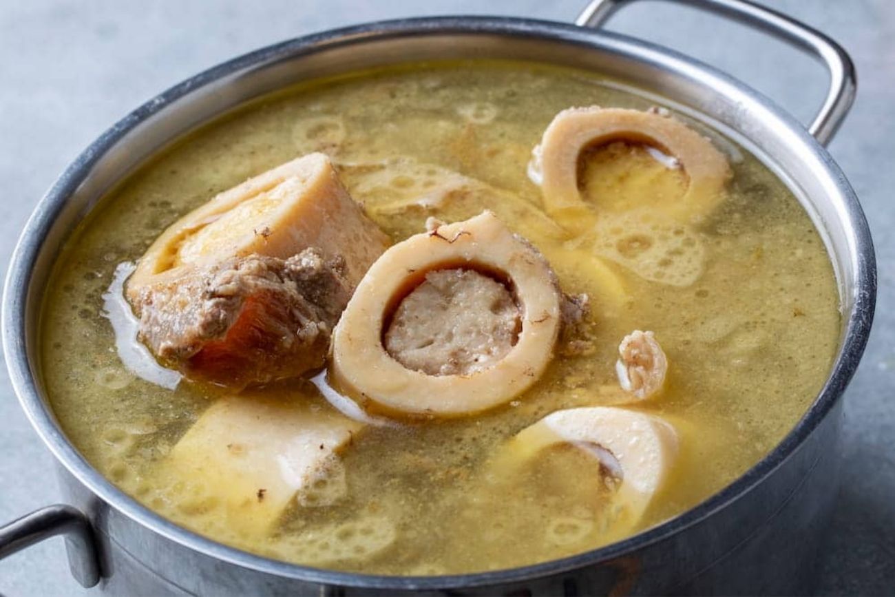 Caldo de huesos casero: para qué sirve y por qué recomiendan tomarlo en invierno