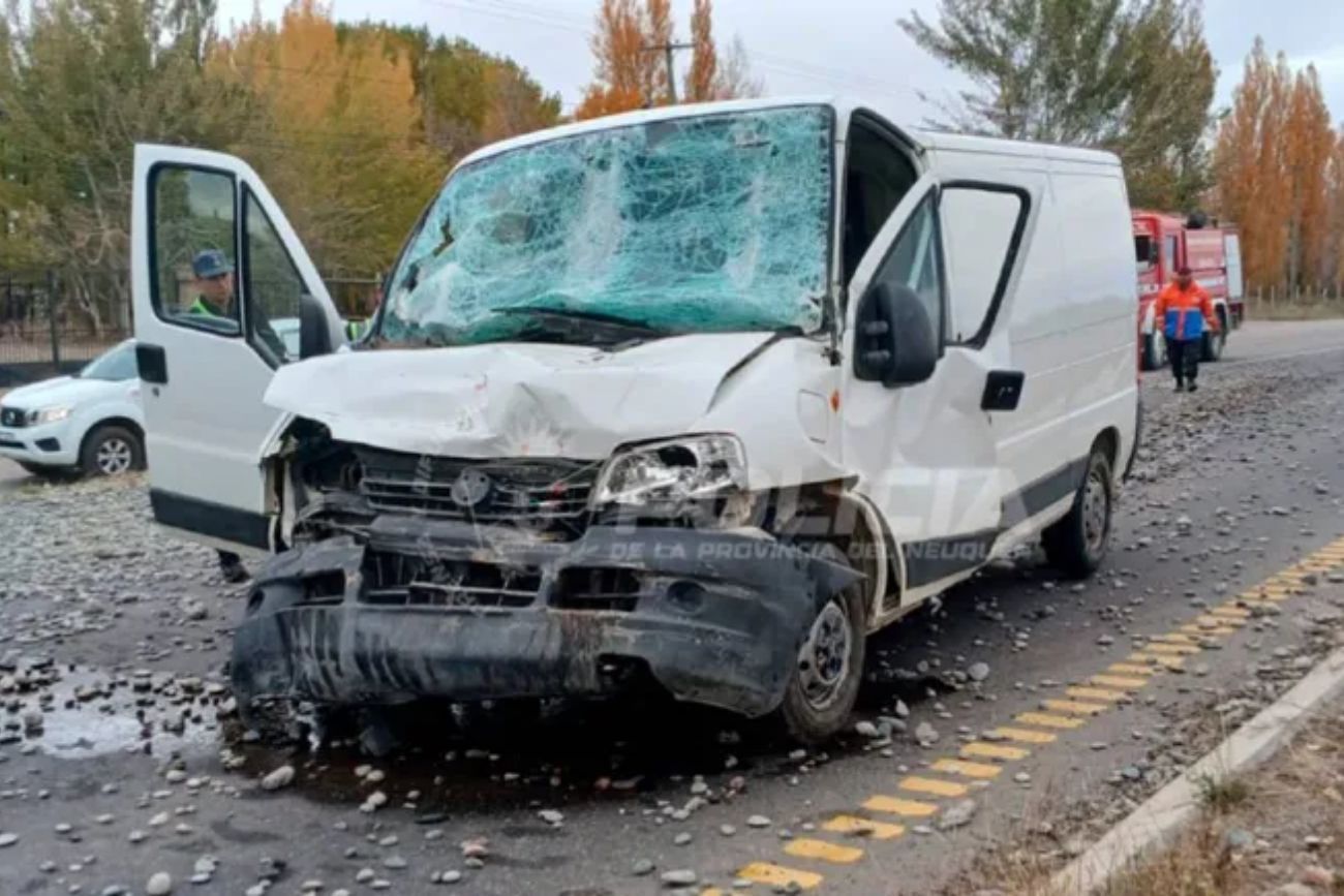 Ruta 22: un conductor de 76 años herido tras colisionar contra un camión de áridos