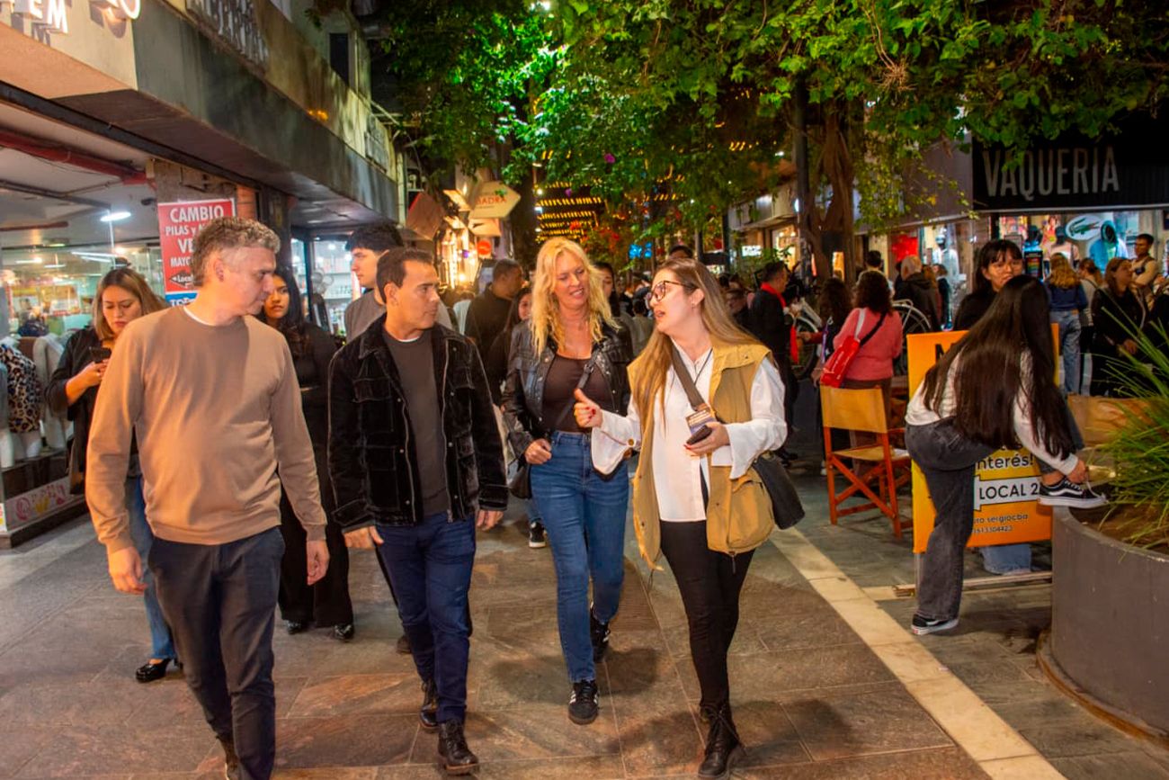 Marcelo Rodio junto a organizadores recorrieron la peatonal 9 de Julio durante la jornada, compartiendo con el público y destacando la masiva participación.