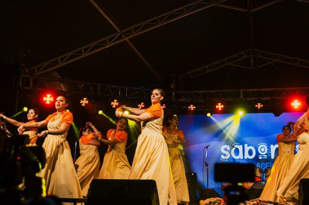 El escenario principal será una vitrina para el talento local durante toda la jornada, reafirmando la identidad cultural de Las Higueras en este día histórico.