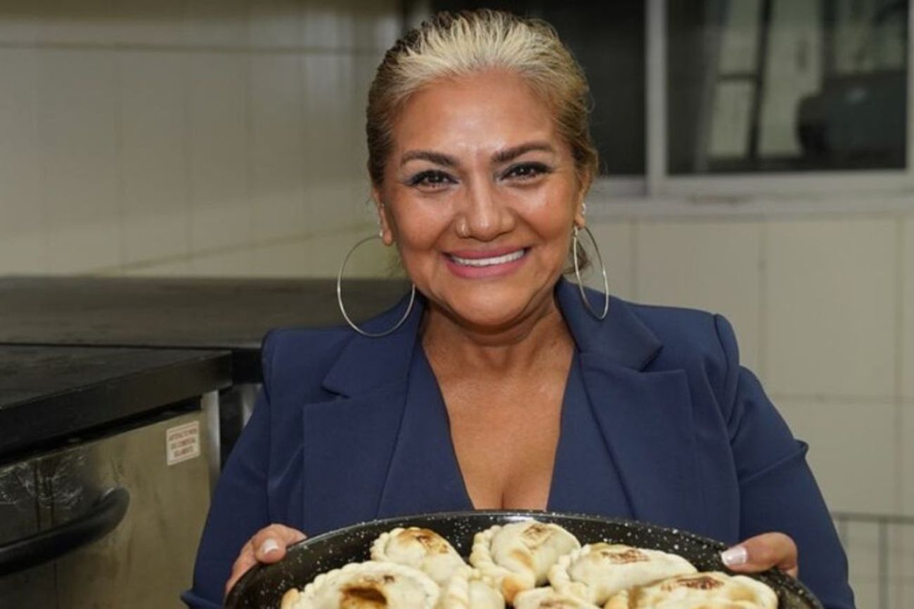 Empanadas doradas, rellenos intensos y precios que generan debate: así es la propuesta gastronómica de La Bomba Tucumana en Buenos Aires.