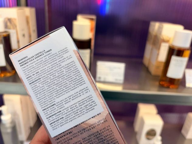 Etiqueta con información de componentes y autorización de Anmat en uno de los productos coreanos importados por Somi. Se recomienza a los consumidores buscar siempre esta clase de certificación a la hora de adquirir cosmética y productos para la piel.