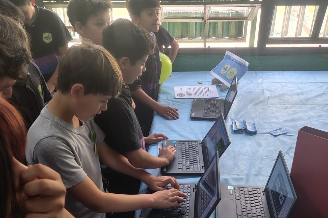 Estudiantes de la institución "Jerónimo del Barco" de Villa Parque Síquiman.