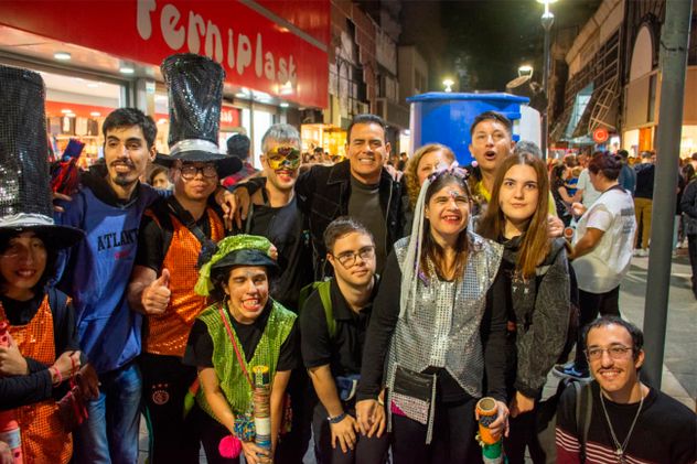 Artistas formaron parte de la variada programación que llenó de color y alegría las galerías y calles del centro.jpg