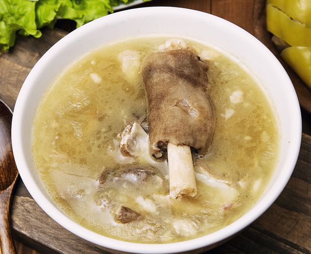 Caldo de huesos casero: para qué sirve y por qué recomiendan tomarlo en invierno.