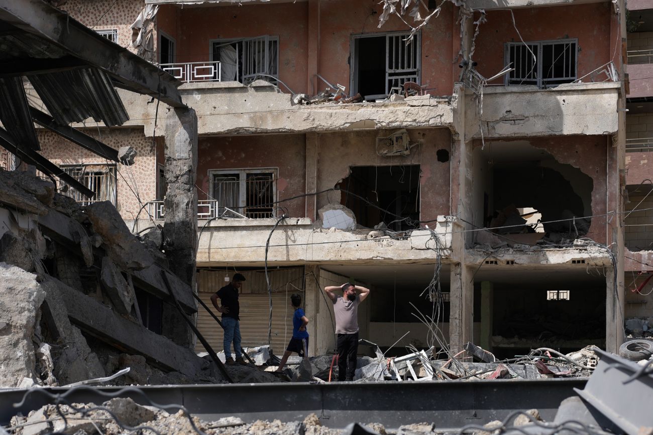 Residentes inspeccionan los daños en el lugar donde se encontraban los edificios destruidos por los ataques aéreos israelíes, en Jibchit, al sur del Líbano, el viernes 17 de abril de 2026, tras un alto el fuego entre Israel y Hezbollah. (Archivo / AP)