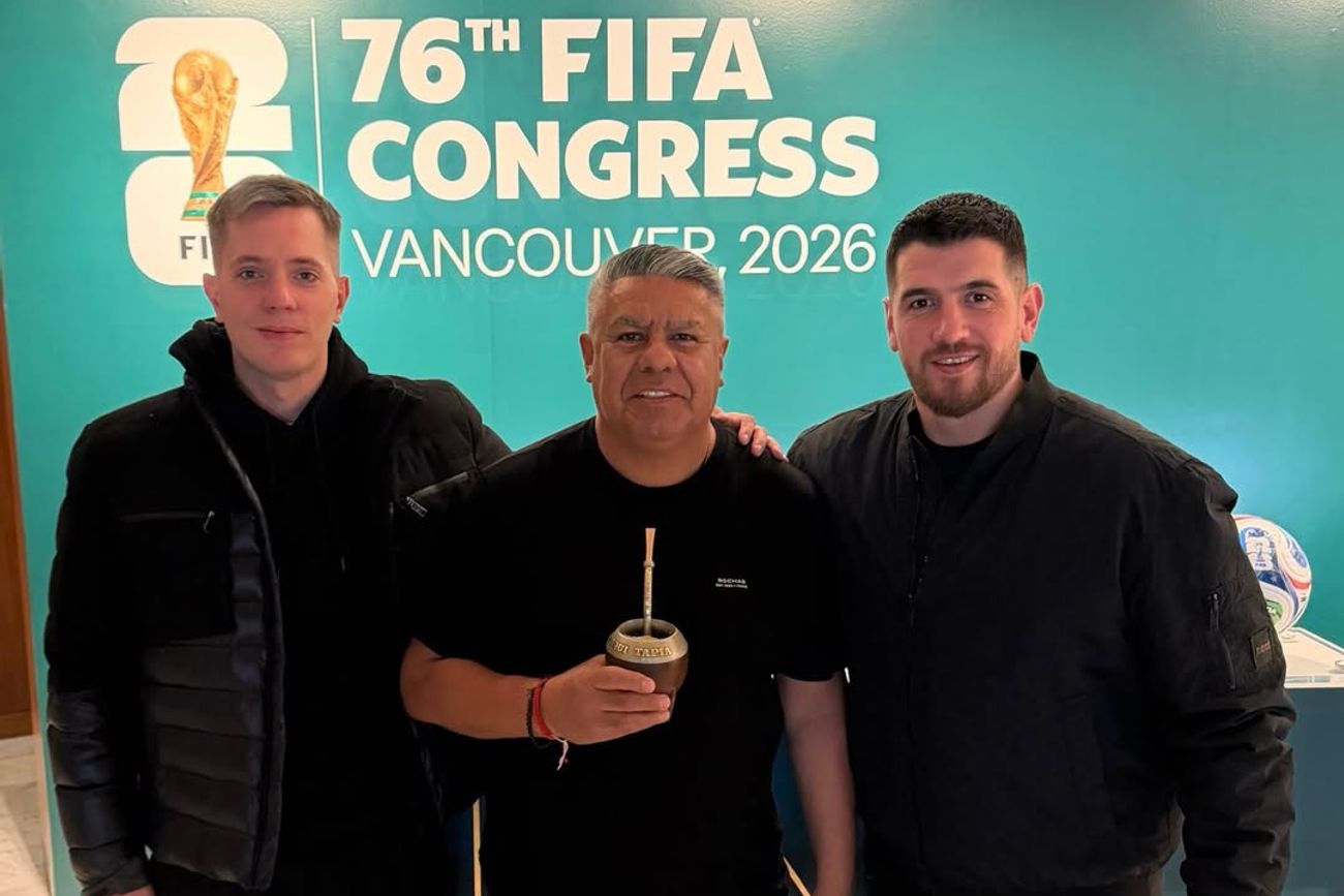 Cavagliatto, junto al presidente de AFA, Claudio Tapia en el Congreso de la Fifa.