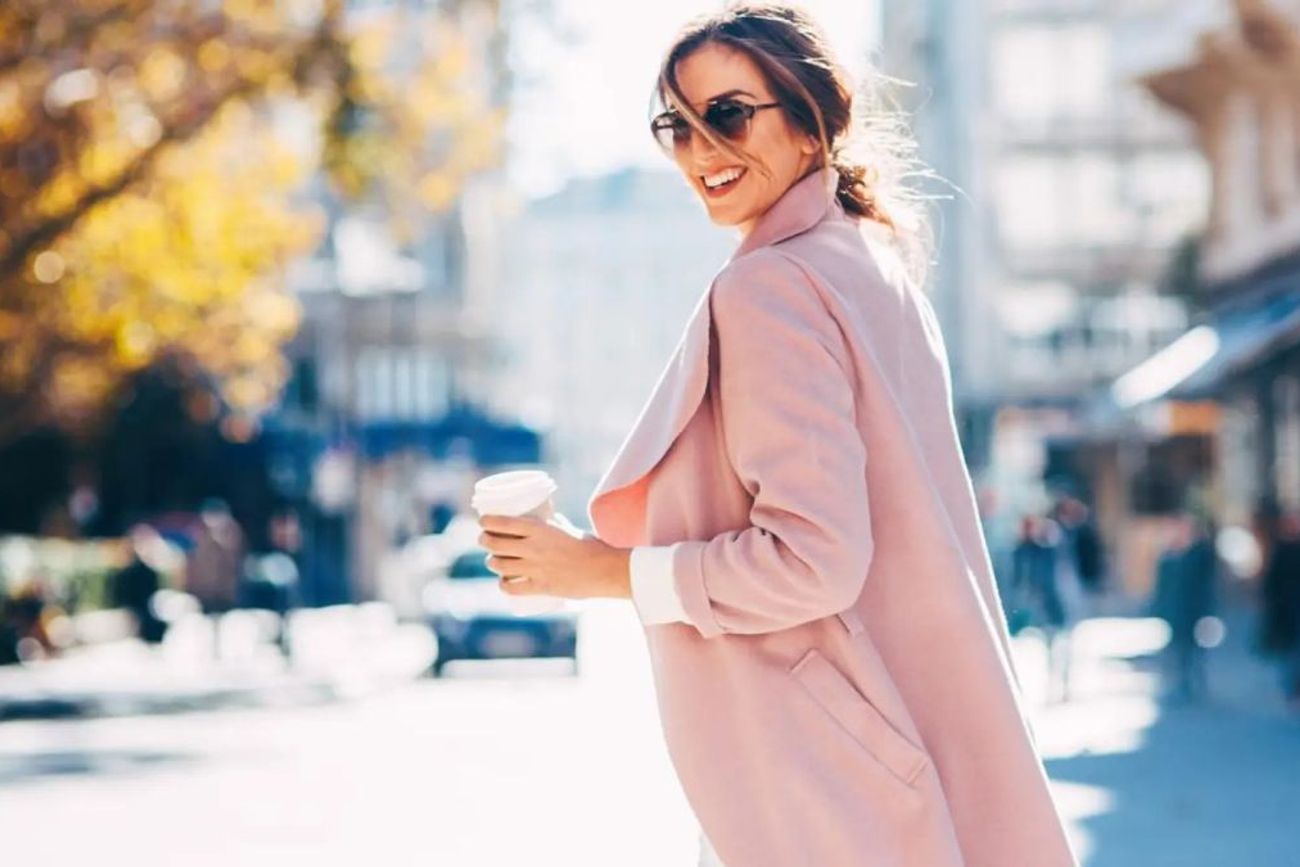 Looks simples, cómodos y versátiles: el estilo effortless se impone como la tendencia que redefine la elegancia en clave relajada.