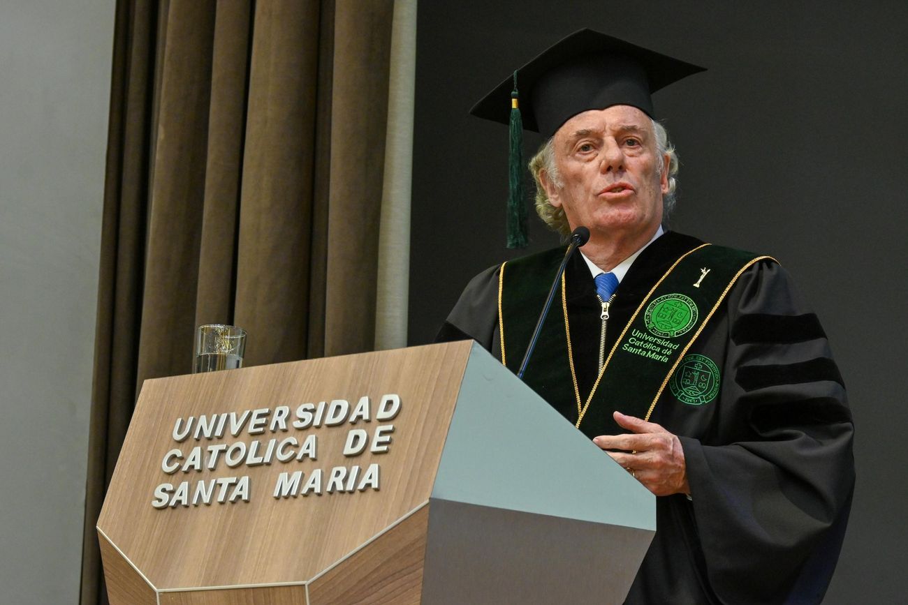 El jurista y constitucionalista cordobés Antonio María Hernández, en Arequipa, Perú. Allí recibió el Doctorado Honoris Causa, de la Universidad Católica de Santa María. 