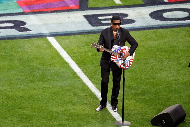 Babyface interpreta "America the Beautiful" antes del Super Bowl 57 de la NFL entre los Chiefs de Kansas City y los Eagles de Filadelfia, en 2023.