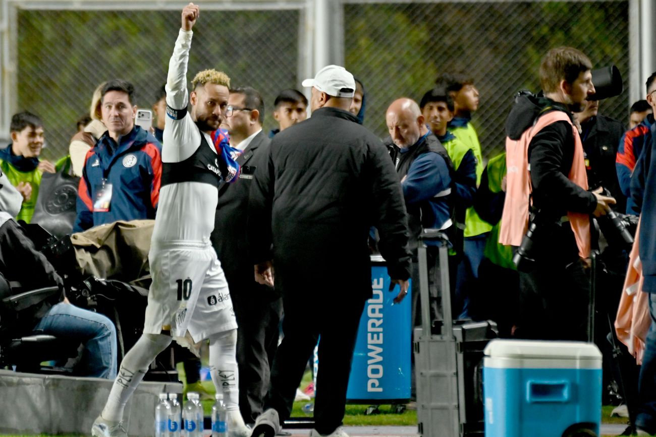 Neymar, ovacionado en la cancha de San Lorenzo.
